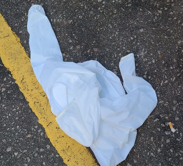 有冇附近嘅住戶跌咗件衫落嚟呀😣😣