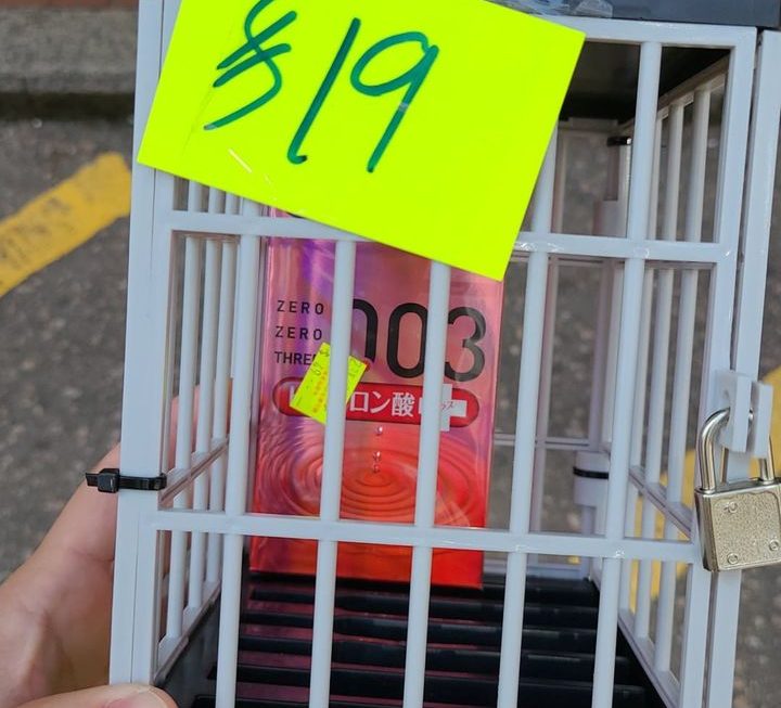 $19 有鎖嘅籠仔。門口位