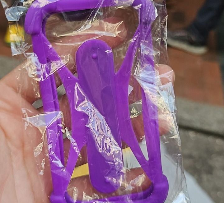 $9 萬用手機殼門口位