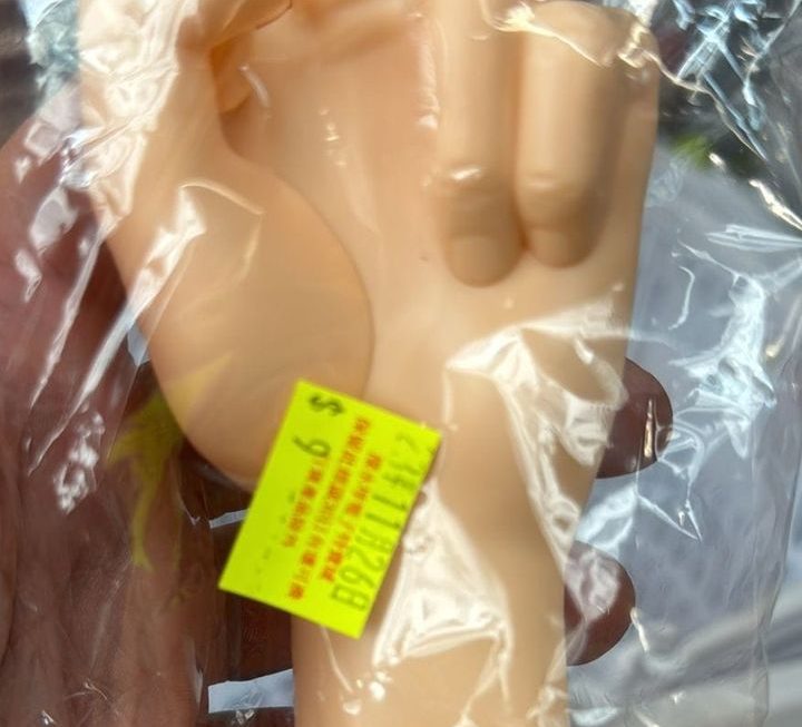 $9。。。拳頭擺設門口位