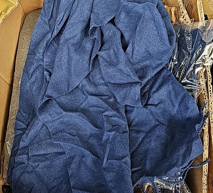 $10 頸巾 、門口位