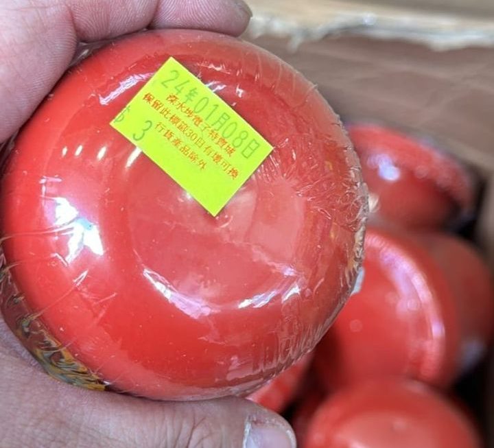 $3 骰仔+ 骰盅。門口位