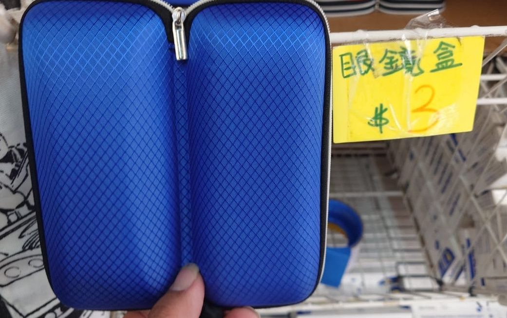 $3  眼鏡盒， 門口位
