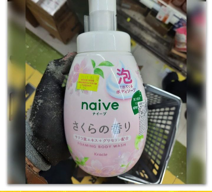 Naive櫻花香味泡沫沐浴露~$45