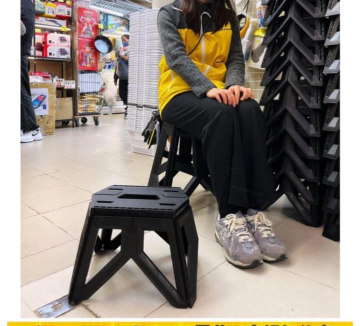 輕便式摺疊凳仔 (廚具部及1樓搵到)