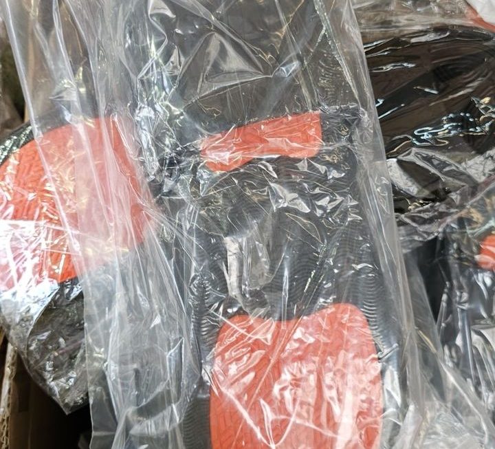 ‘$19 拖鞋 門口位