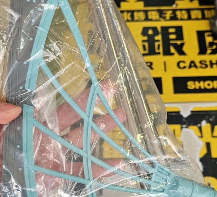 ＄ 5。  長少少嘅水刮門口位