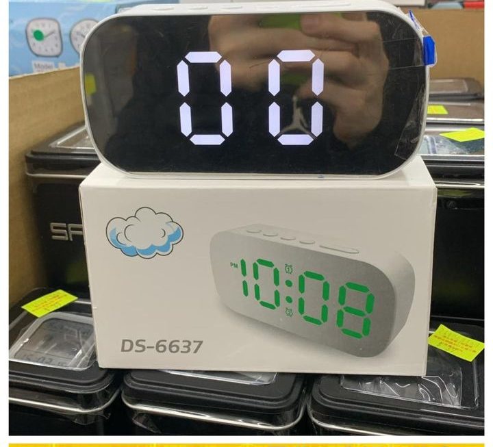 鏡面電子鬧鐘~$35