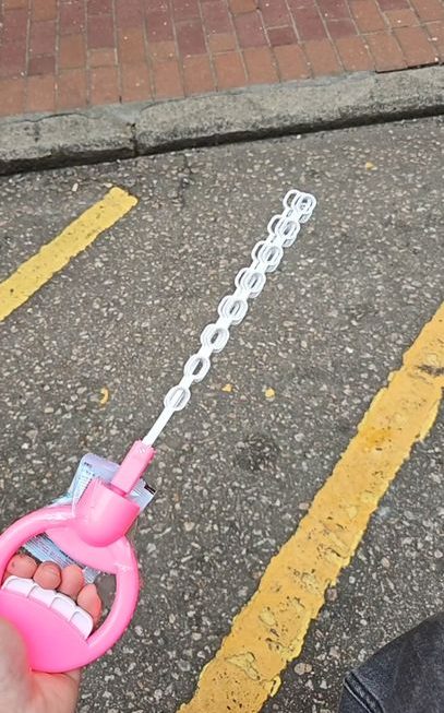 $9  泡泡玩具。門口位