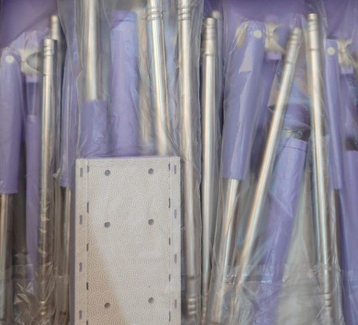 $9 夾夾地拖到咗貨門口位