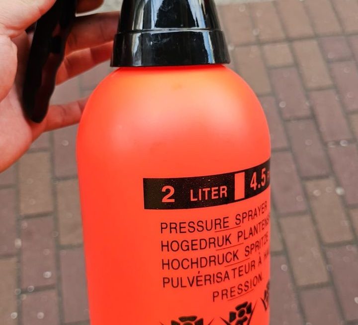 $15 橙色噴壺 門口