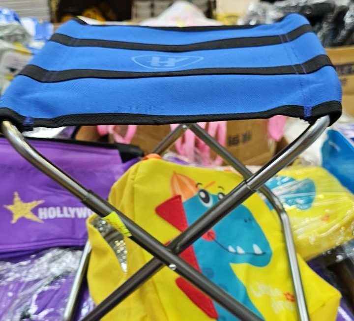 $25 排隊凳。。。好過坐紙皮