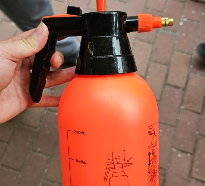 $15 橙色噴壺門口位