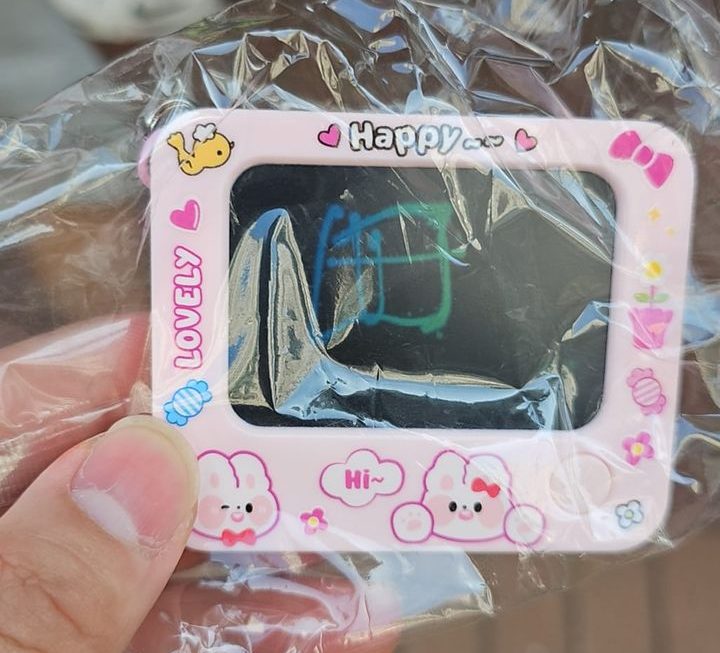 $9 畫板門口位細細隻