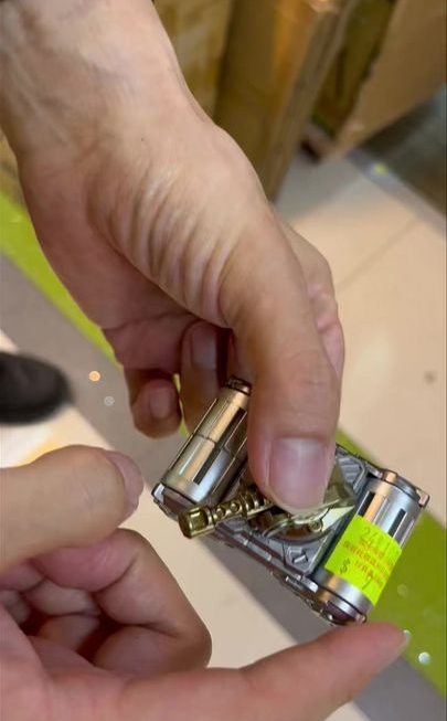 變形坦克車手指陀螺~$9/架